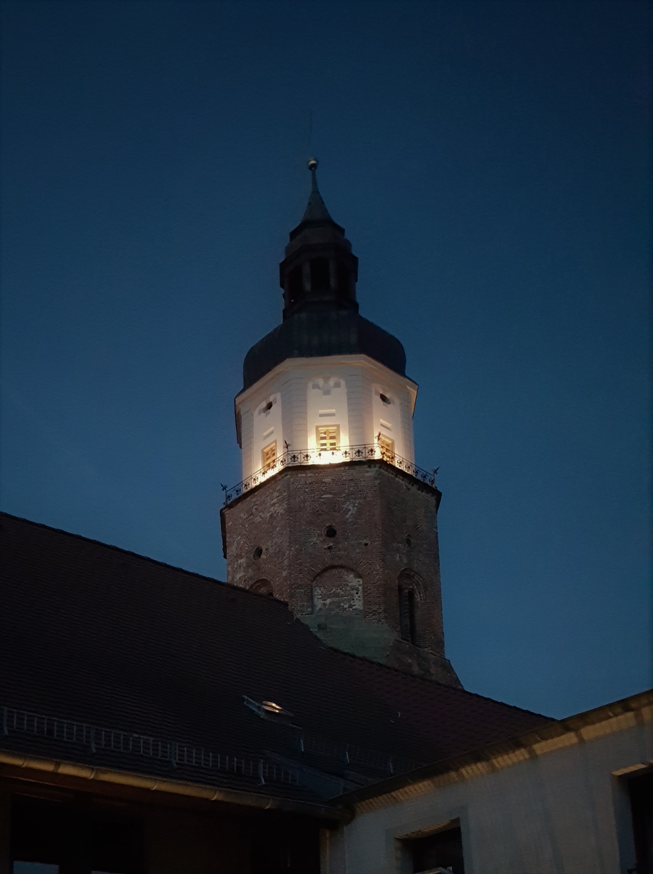 Abendlicher Blick vom Hof auf den Turm der St. Marien Kirche